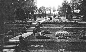 Historický snímek zahrad poblíž původního panského sídla. Zdroj: Hungerford Virtual Museum.