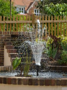 Vodní prvek s kaskádou a zurčící fontánou vnáší do zahrady život.