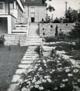 Historická fotografie z JZ cípu zahrady směrem k vile. Po pravé straně 