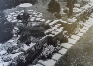 Historická fotografie kruhového stolu v 